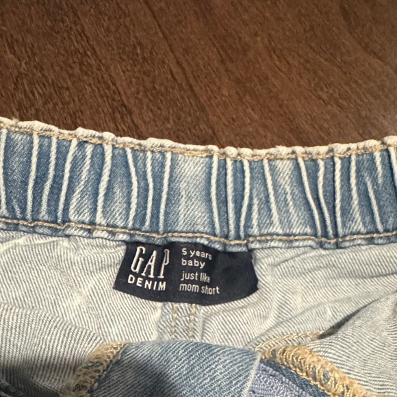 GAP Light Wash Jean Shorts -Girls Size 5 Year - Picture 2 of 3
